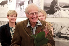 ▲	Fotograf dziś ma 92 lata i mieszka w Warszawie. Z wielką troską opowiadał o wydarzeniach, które zatrzymał w kadrze kilkadziesiąt lat temu.