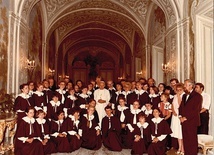 ▲	Spotkanie chórzystów ze św. Janem Pawłem II w Castel Gandolfo w 1982 roku.