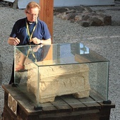 Radomski biblista jako przewodnik po Ziemi Świętej objaśnia wymowę synagogalnego kamienia z Magdali.