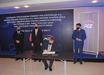 Moment podpisania porozumienia w Stalowowolskiej Strefie Gospodarczej.