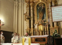 Obraz św. Józefa znajduje się w ołtarzu głównym kościoła.