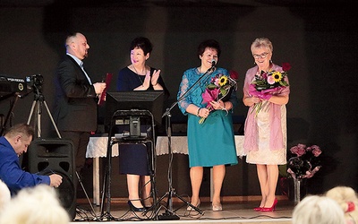 	Czwartkowe wydarzenie było okazją do radosnego spędzenia popołudnia. Na zdjęciu: Ewa Dąbska, Kamila Szczerba, Teresa Woś i Łukasz Niedźwiecki.