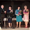 	Czwartkowe wydarzenie było okazją do radosnego spędzenia popołudnia. Na zdjęciu: Ewa Dąbska, Kamila Szczerba, Teresa Woś i Łukasz Niedźwiecki.