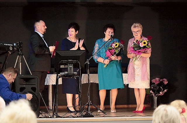 	Czwartkowe wydarzenie było okazją do radosnego spędzenia popołudnia. Na zdjęciu: Ewa Dąbska, Kamila Szczerba, Teresa Woś i Łukasz Niedźwiecki.