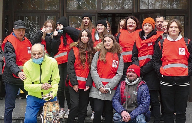 	Bielscy wolontariusze i przedstawiciele osób, które z nimi świętowały.