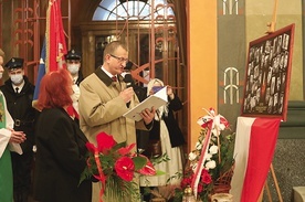 	Elżbieta Kralczyńska i Michał Kobiela przy tablicy ze zdjęciami poległych dziękowali za wspólną modlitwę.