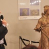 	Dyrektor Łukasz Gieruszczak przy rzeźbie nieznanej świętej, prawdopodobnie Anny.