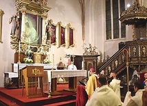 	Po Mszy św. w kaplicy św. Anny przed obrazem  MB Ostrobramskiej metropolita gdański dokonał aktu zawierzenia.