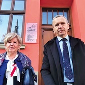 Prezes Bożena Jawor i wiceprezes Józef Ciuła przed sądecką siedzibą.