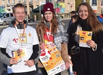 Listopadowa zbiórka na ulicach Zielonej Góry. Od lewej: Sławomir Szterlik, Barbara Krumholc i Julia Kowalska.