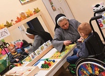 – Każde dziecko jest darem i zadaniem, a dziecko niepełnosprawne jest ponadto tajemnicą,  którą wciąż trzeba odkrywać – podkreśla siostra Elżbieta.