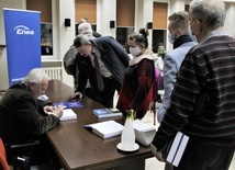 Po zakończeniu spotkania autora proszono o autograf i dedykację. 