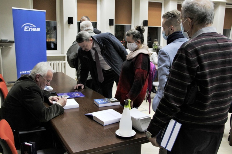 Po zakończeniu spotkania autora proszono o autograf i dedykację. 