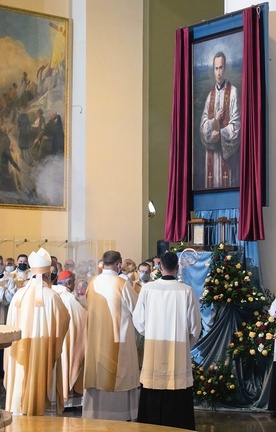 Odsłonięcie portretu bł. ks. Jana Franciszka Machy po odczytaniu papieskiego dokumentu wynoszqacego kapłana męczennika na ołtarze.