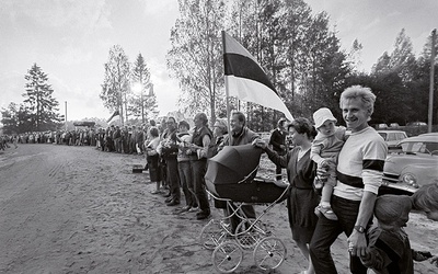 Bałtycki Łańcuch był masowym wyrazem solidarności narodów Europy Wschodniej. Więcej na www.twarzesolidarnosci.gosc.pl