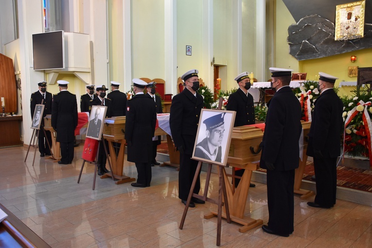 Gdynia. Pogrzeb marynarzy - ofiar terroru komunistycznego