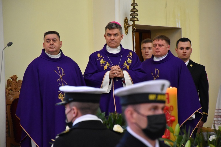 Gdynia. Pogrzeb marynarzy - ofiar terroru komunistycznego