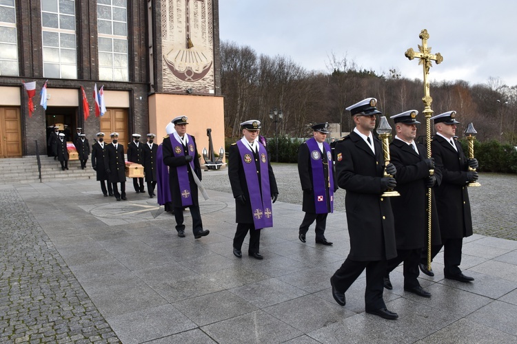 Gdynia. Pogrzeb marynarzy - ofiar terroru komunistycznego