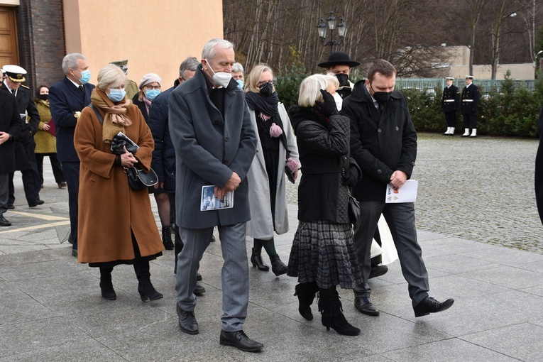 Gdynia. Pogrzeb marynarzy - ofiar terroru komunistycznego