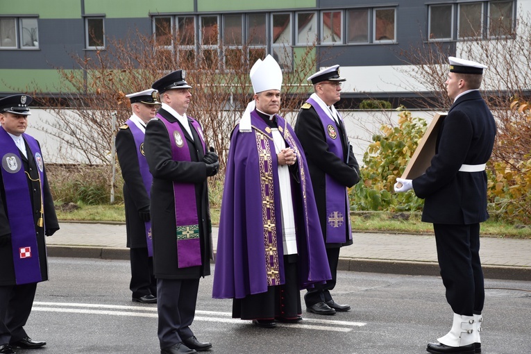 Gdynia. Pogrzeb marynarzy - ofiar terroru komunistycznego