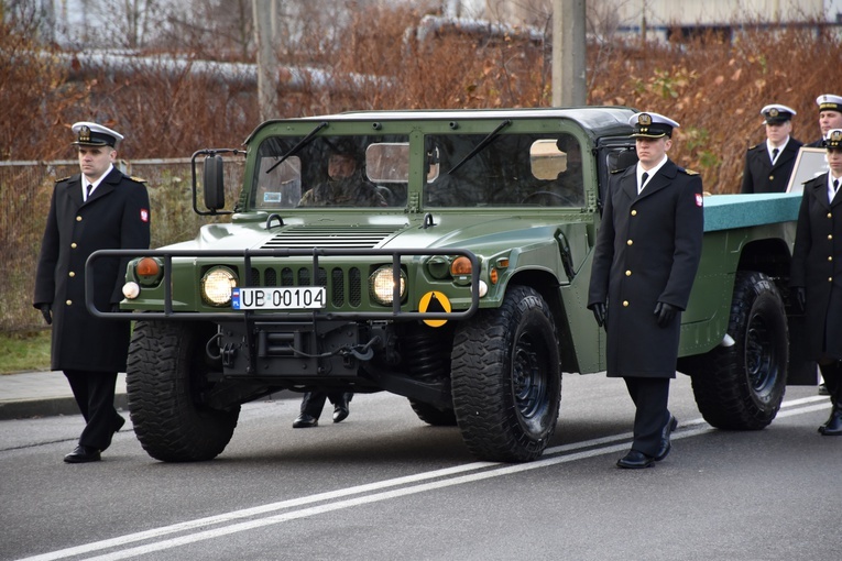Gdynia. Pogrzeb marynarzy - ofiar terroru komunistycznego