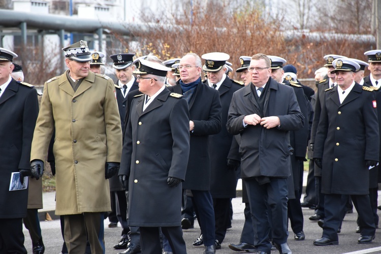 Gdynia. Pogrzeb marynarzy - ofiar terroru komunistycznego