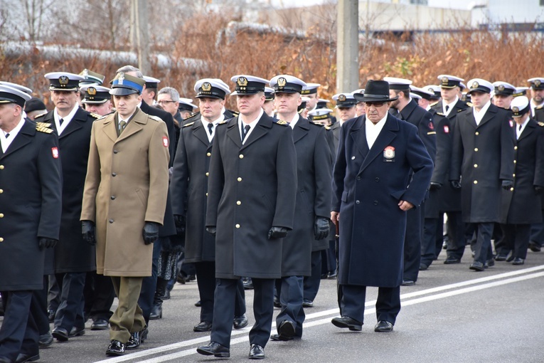 Gdynia. Pogrzeb marynarzy - ofiar terroru komunistycznego