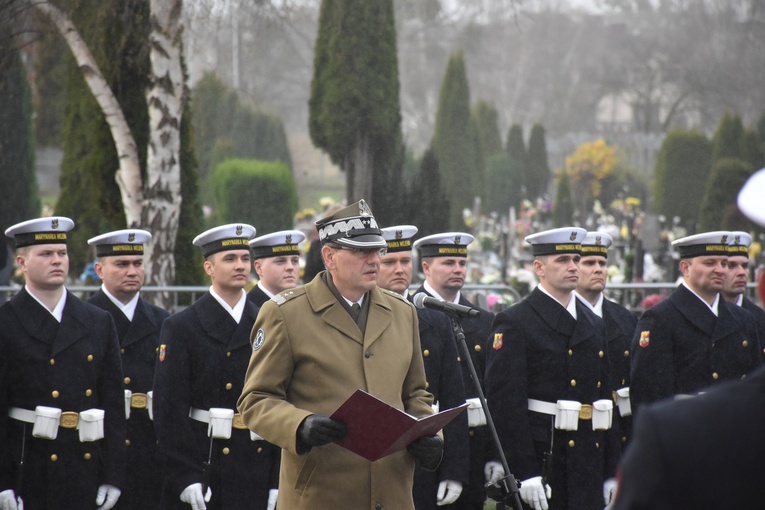 Gdynia. Pogrzeb marynarzy - ofiar terroru komunistycznego