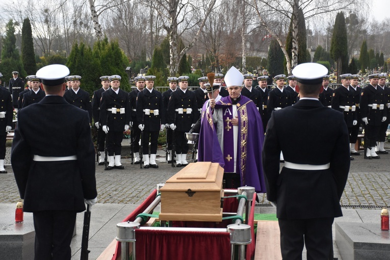 Gdynia. Pogrzeb marynarzy - ofiar terroru komunistycznego