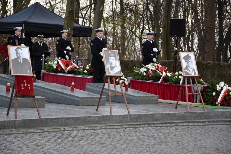 Gdynia. Pogrzeb marynarzy - ofiar terroru komunistycznego
