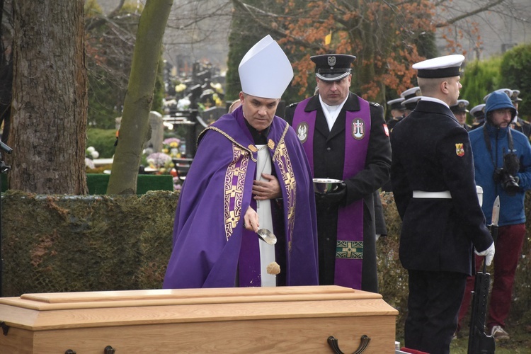 Gdynia. Pogrzeb marynarzy - ofiar terroru komunistycznego