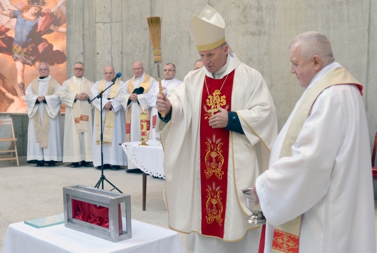 Kamień węgielny poświęcił bp Marek Solarczyk.