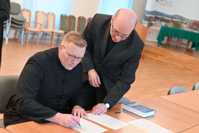 Wręczenie dekretu ks. Wojciechowi Iwanickiemu