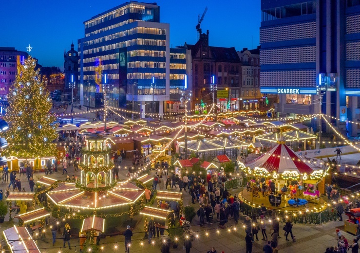 Katowice. Trwa Jarmark Bożonarodzeniowy na katowickim rynku 