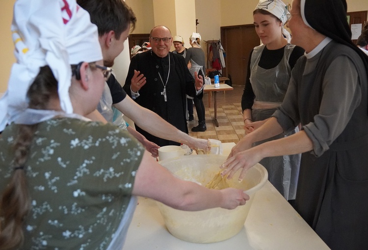 Młodzi ubogim. Modlitwa, integracja i bułeczki św. Elżbiety