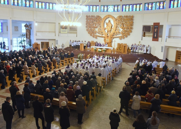 Płock. Pogrzeb ks. Piotra Muzyczyszyna