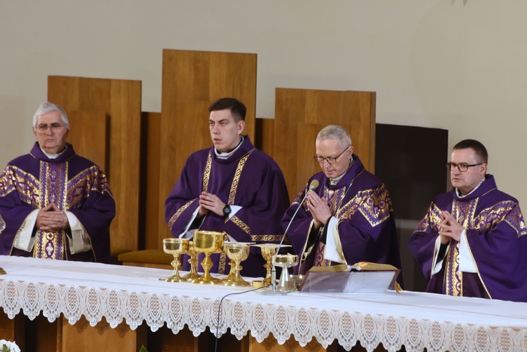 Płock. Pogrzeb ks. Piotra Muzyczyszyna