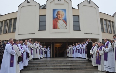 Płock. Pogrzeb ks. Piotra Muzyczyszyna