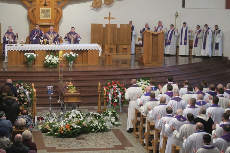 Płock. Pogrzeb ks. Piotra Muzyczyszyna