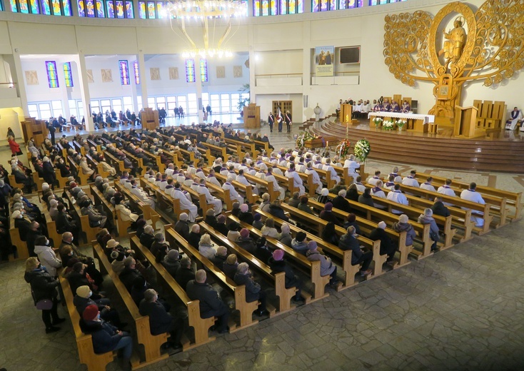 Płock. Pogrzeb ks. Piotra Muzyczyszyna