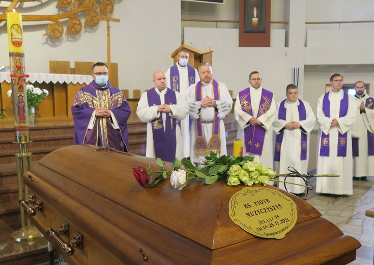 Płock. Pogrzeb ks. Piotra Muzyczyszyna