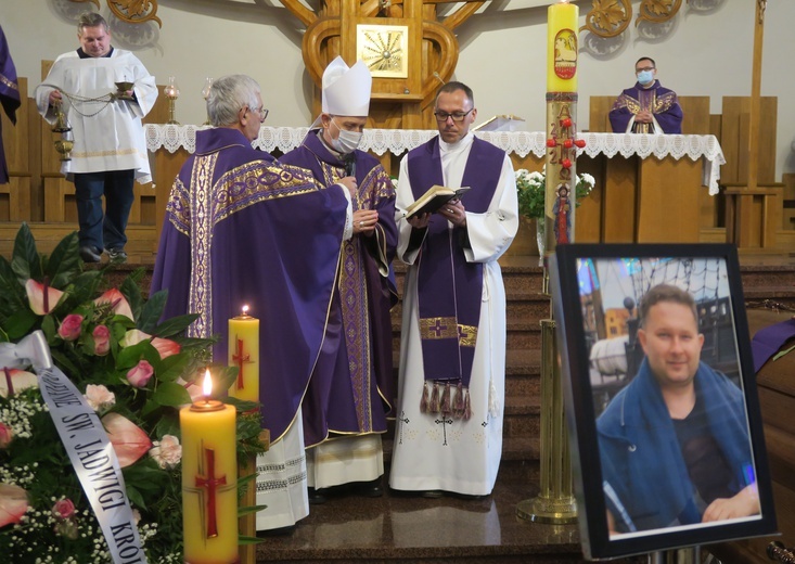 Płock. Pogrzeb ks. Piotra Muzyczyszyna