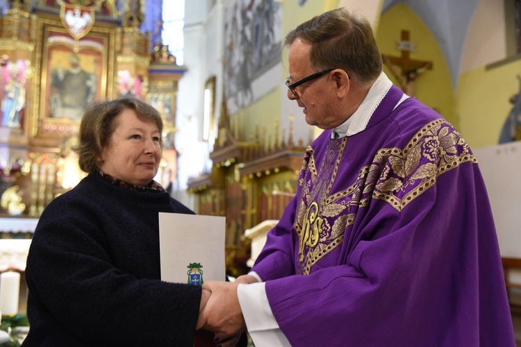 Pani Bożena od lat służy parafialnej wspólnocie fachową pomocą.