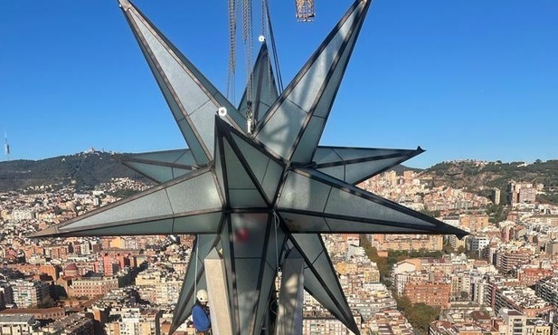 Sagrada Familia: Olbrzymia świetlista gwiazda zwieńczyła wieżę Matki Bożej