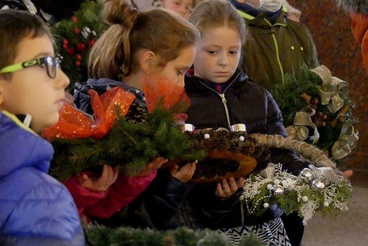 Adwentowe wieńce dzieci z Leśnej - 2021