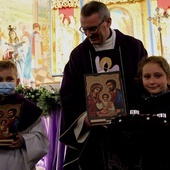 Ks. Piotr Sadkiewicz przekazał ikony Świętej Rodziny Basi i Mikołajowi, jako pierwszym dzieciom w Leśnej, które zgromadzą na modlitwie swoich domowników.
