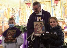 	Ks. Piotr Sadkiewicz i dzieci, które zabrały  do siebie ikony.