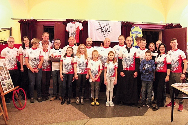 	Reprezentacja uczestników jubileuszowego święta w żywieckim MCK-u.