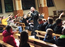 	– To, co najważniejsze w relacji z Panem – my to wiemy jako ludzie wierzący – tak naprawdę odbywa się w cichej relacji z Nim. On nie jest tym, który by się przekrzykiwał. Nieważne, co przeżywamy w życiu – czy jest nam smutno, czy mamy piękny dzień pełen sukcesów, zawsze możemy przyjść do Niego i Mu o wszystkim opowiedzieć – mówił kapłan.