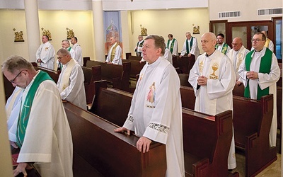 ▲	W listopadowej turze rekolekcyjnej wzięło udział 30 duchownych.